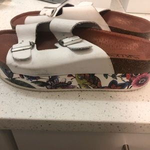 White Urban Outfitters platform sandal w/ floral